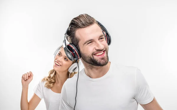 Молода пара в навушниках — стокове фото