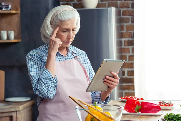 Mulher usando tablet digital na cozinha — Fotografia de Stock
