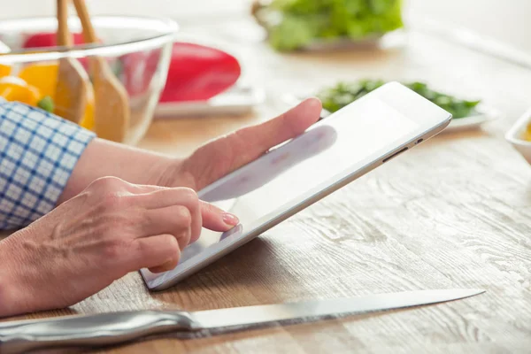 Mulher usando tablet digital na cozinha — Fotografia de Stock