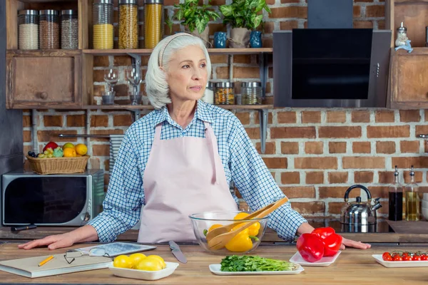 Seniorin in Schürze — kostenloses Stockfoto