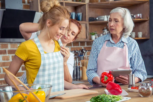 Aile mutfakta birlikte yemek pişiriyor. — Stok fotoğraf