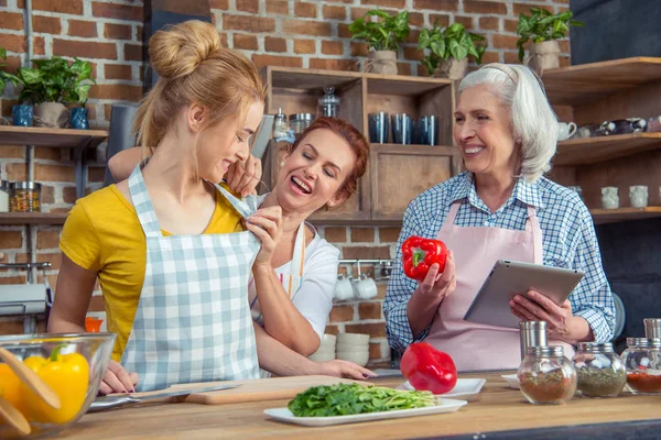 Cuisine familiale ensemble dans la cuisine — Photo