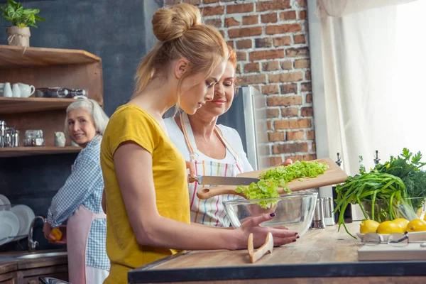 Cucina familiare insieme in cucina — Foto Stock