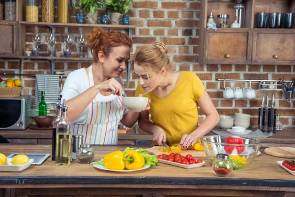 Mother and daughter cooking together — Stock Photo, Image