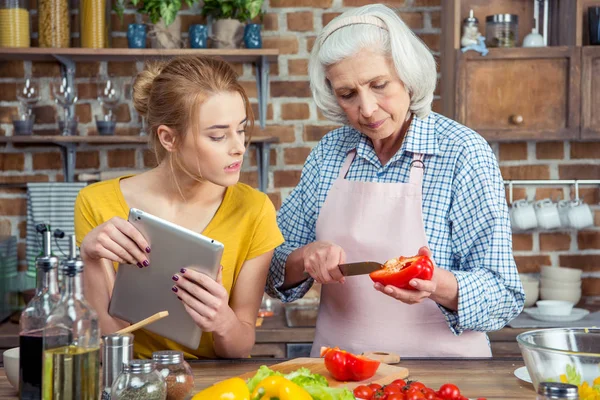 Внучка и бабушка готовят вместе — стоковое фото