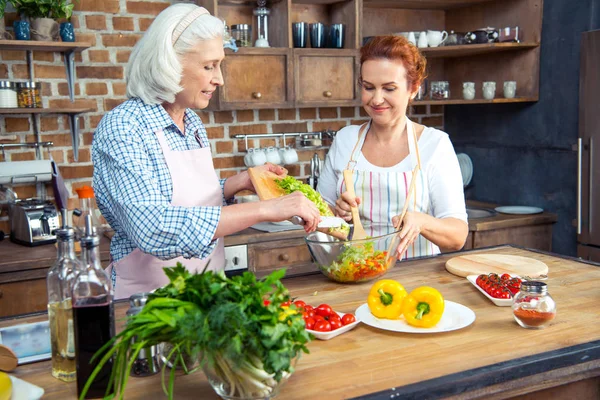 Kvinnor matlagning tillsammans — Stockfoto