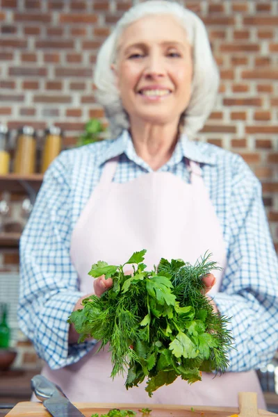 Kvinna anläggning gröna örter — Stockfoto