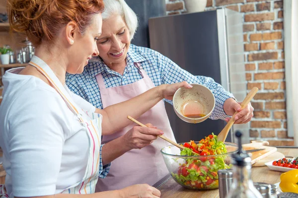 Kvinnor matlagning tillsammans — Stockfoto