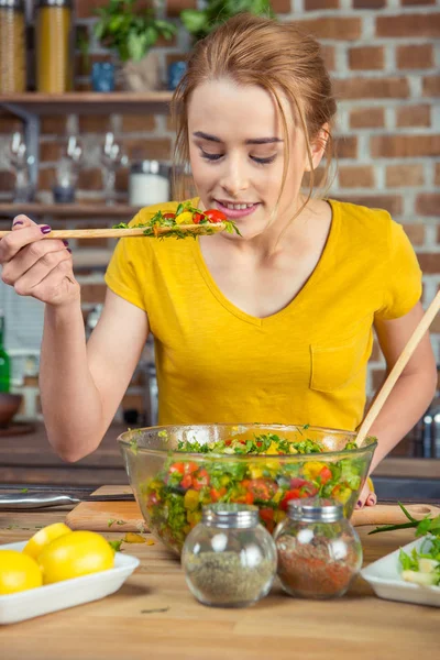 Frau probiert Gemüsesalat — Stockfoto