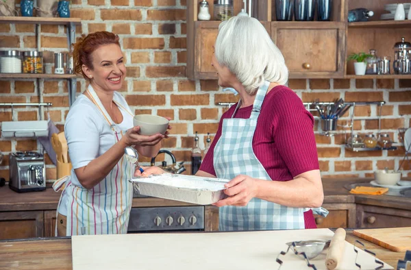 Две женщины на кухне — стоковое фото
