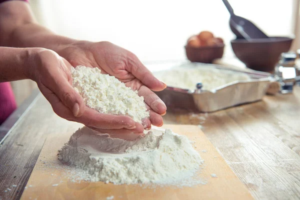 Mehl in weiblichen Händen — Stockfoto