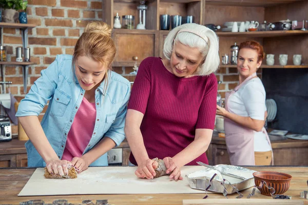 Familie voorbereiding gingerbread koekjes — Stockfoto