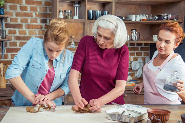 Família preparando biscoitos de gengibre — Fotografia de Stock