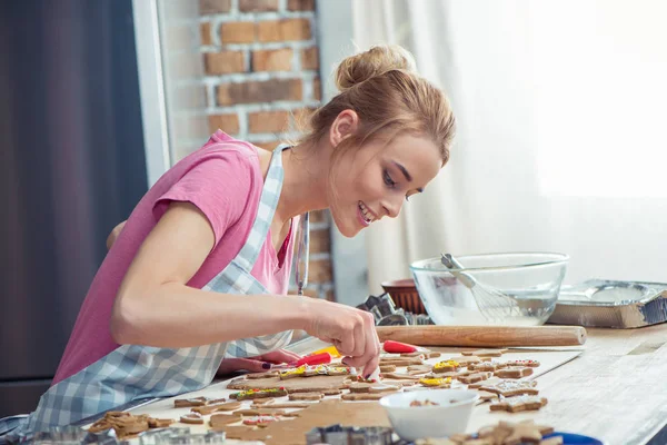 Icing Christmas cookies — Stock Photo, Image