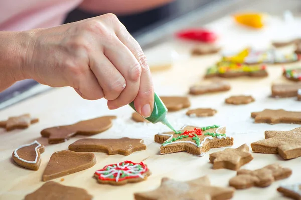 クリスマスのクッキーをアイシング — ストック写真
