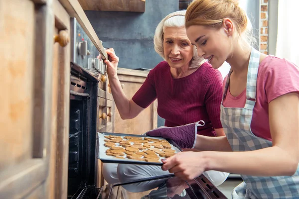 Hacer galletas de Navidad — Foto de Stock