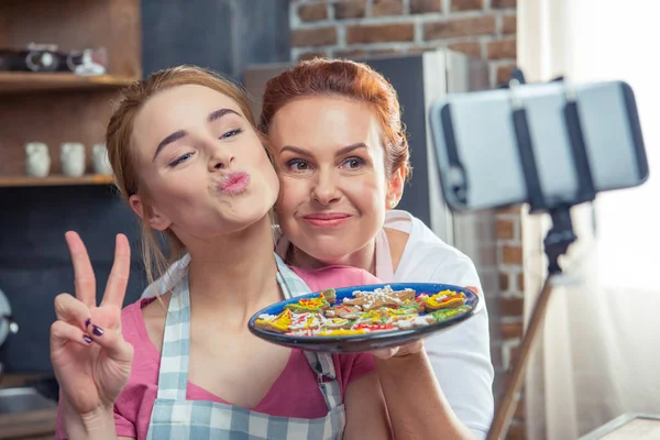 Mãe e filha fazendo selfie — Fotografia de Stock