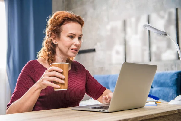 Kobieta korzystająca z laptopa — Zdjęcie stockowe