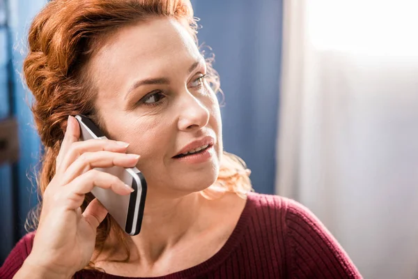 Woman talking on smartphone — Stock Photo, Image