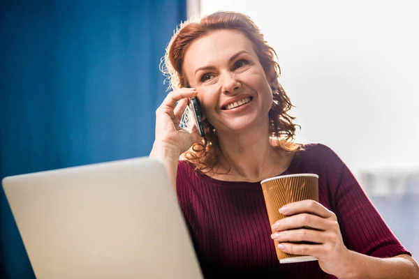 Akıllı Telefonla Konuşan Kadın — Stok fotoğraf