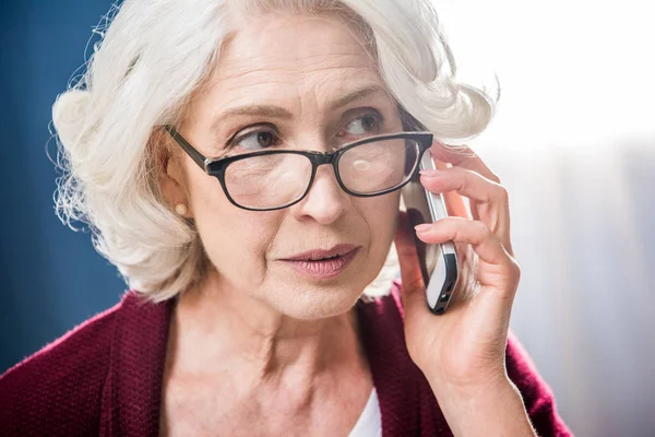 Akıllı Telefonla Konuşan Kadın — Stok fotoğraf