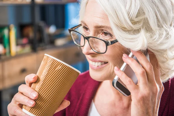 Woman talking on smartphone — Stock Photo, Image