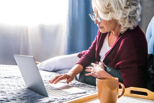 Wanita menggunakan laptop — Stok Foto