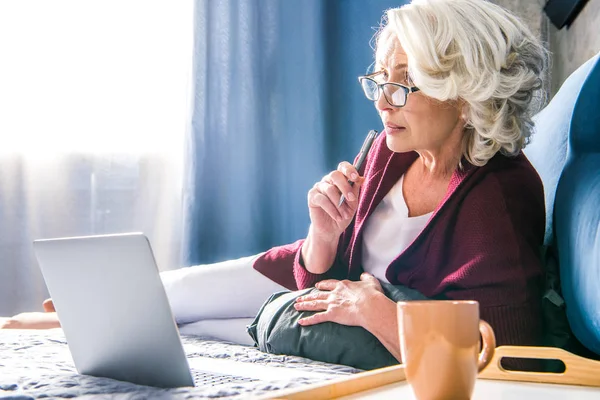 Vrouw met laptop — Stockfoto