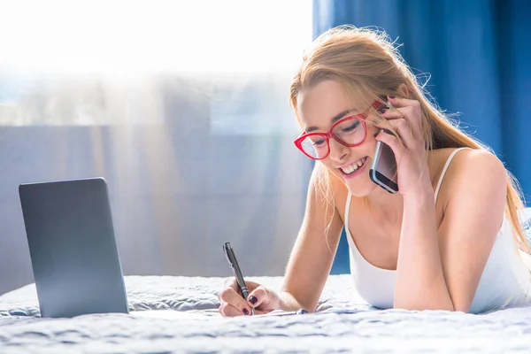 Girl talking on smartphone — Stock Photo, Image