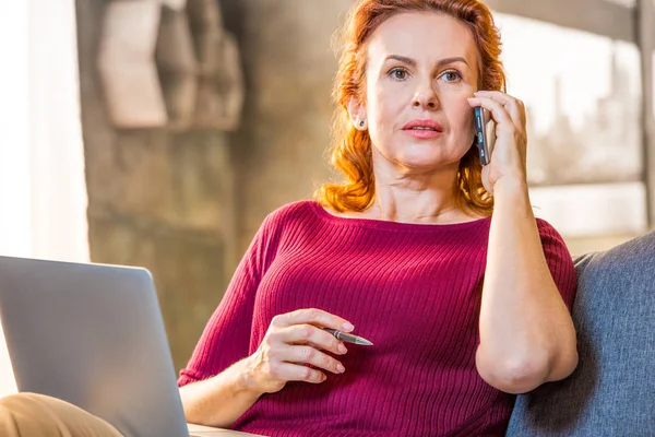 Mulher falando no telefone móvel — Fotografia de Stock