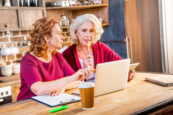 Vrouwen met behulp van laptop — Stockfoto