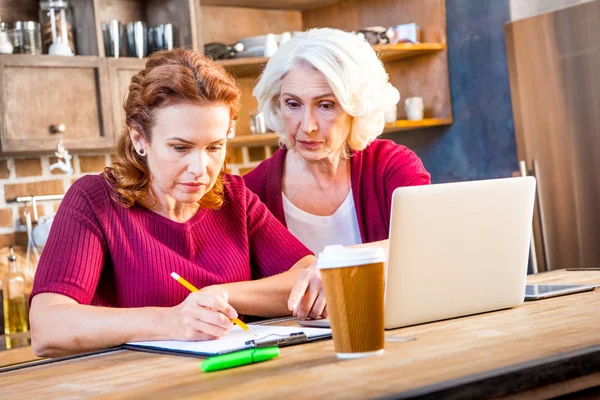 Mulheres usind laptop — Fotografia de Stock