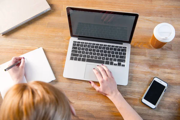 Woman using laptop — Stock Photo, Image