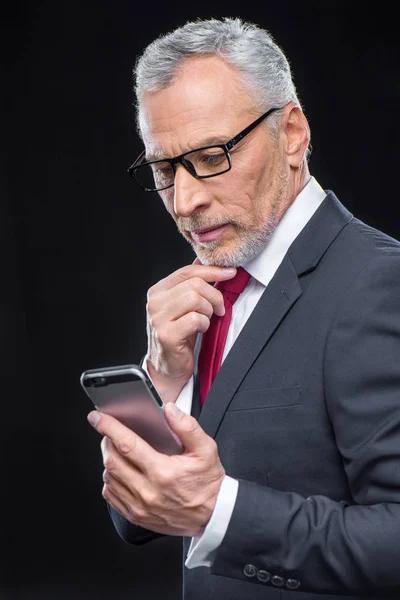 Homem de negócios usando smartphone — Fotografia de Stock