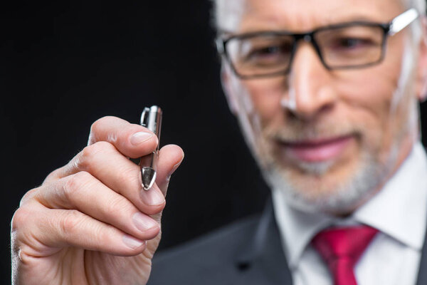 Hombre de negocios escribiendo con pluma — Foto de Stock