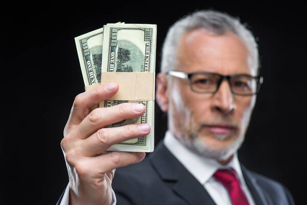 Doları banknot tutan işadamı — Stok fotoğraf