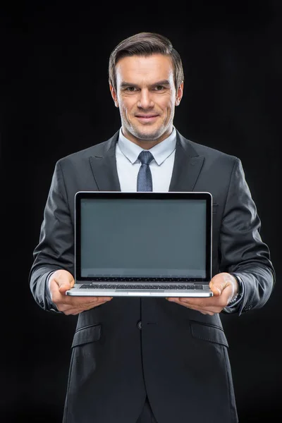 Homem de negócios mostrando laptop — Fotografia de Stock