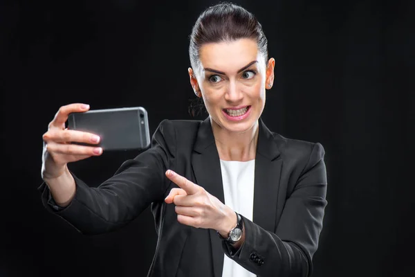 Businesswoman pomocí smartphonu — Stock fotografie