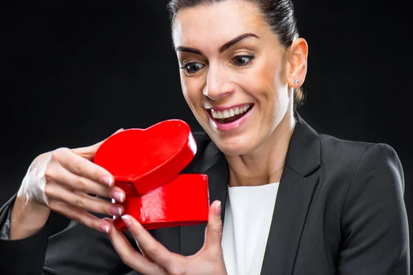 Bizneswoman gospodarstwa zabawka czerwone serce — Zdjęcie stockowe