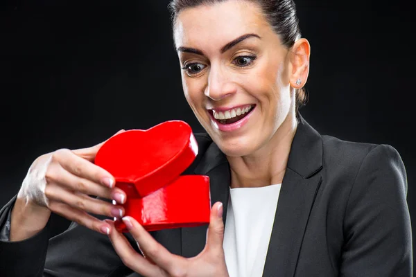 Empresaria sosteniendo corazón de juguete rojo — Foto de Stock