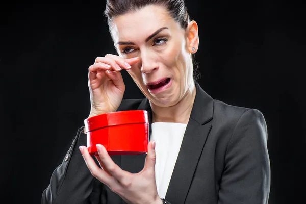 Empresária segurando coração de brinquedo vermelho — Fotografia de Stock