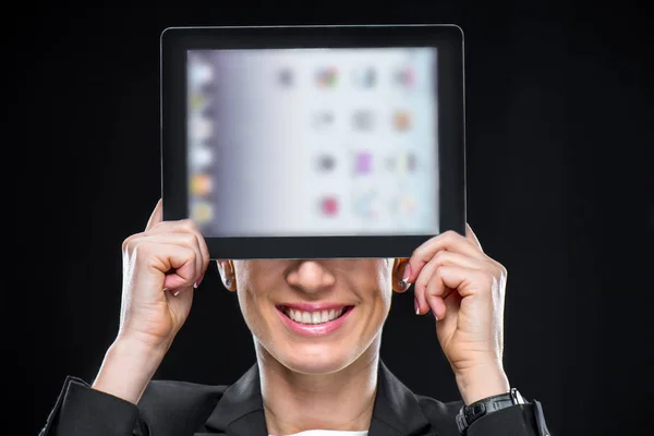 Empresaria mostrando tableta digital — Foto de Stock
