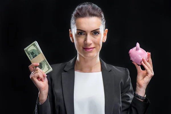 Affärskvinna anläggning piggybank — Stockfoto