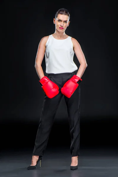 Donna d'affari in guantoni da boxe — Foto Stock