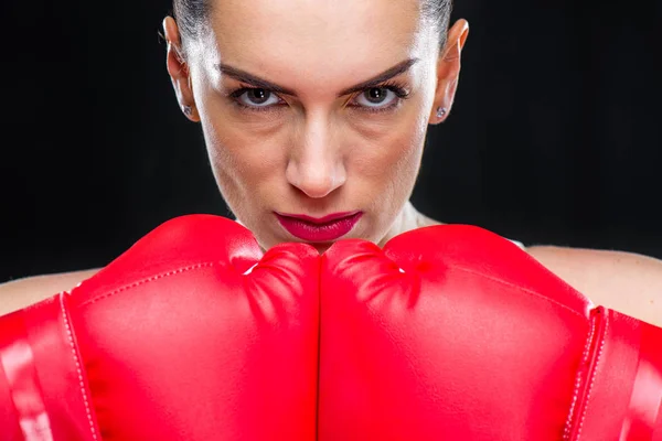 Mujer en guantes de boxeo — Foto de Stock