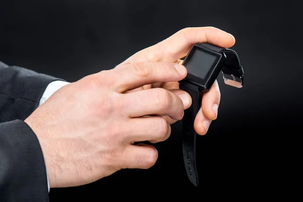 Ο άνθρωπος χρησιμοποιώντας smartwatch — Φωτογραφία Αρχείου