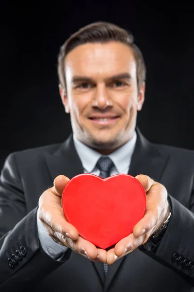 Mannen hoding leksak hjärta — Stockfoto