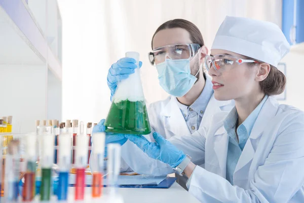 Chemists making experiment — Stock Photo, Image