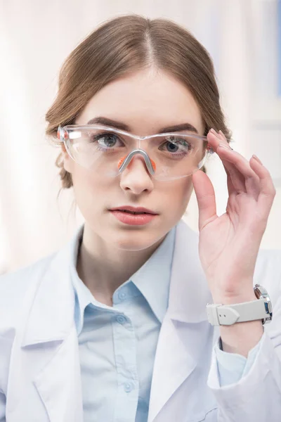 Professionele vrouwelijke wetenschapper — Stockfoto
