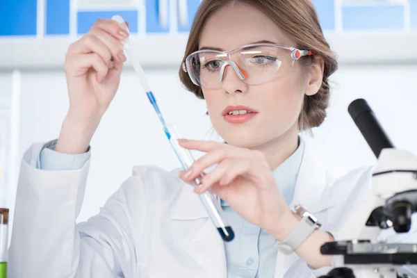 Cientista feminina atraente — Fotografia de Stock